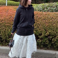 かなり使える【ユニクロ】スウェットパーカ。白スカートを合わせた大人の春の甘辛MIX【40代の毎日コーデ】