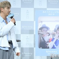 “あたうのコンビ年表”で2015年の宇野実彩子との2ショットを振り返る與真司郎（C）モデルプレス