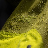 フェスも街も制するテックウエア2026｜進化する機能素材ブランド