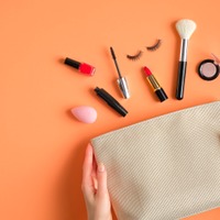 これ持ってたらオバさん確定！「メイク下手な40代のポーチ」に入っている残念グッズとは