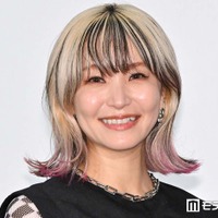 LiSA、レースタイツ×個性派コーデで美脚輝く「お洒落すぎる」「着こなし完璧」の声