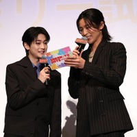 高橋文哉、目黒蓮（C）鈴木祐斗／集英社（C）2026映画「SAKAMOTO DAYS」製作委員会