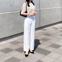 ドット柄×【ユニクロ】白パンツ。初夏に映える爽やかな着こなし【40代の毎日コーデ】