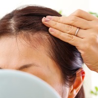 「抜け毛」が増えるのは、季節の変わり目のせい？ストレスのせい？「育毛鍼灸師が教える「異常信号」と、髪を生やすためにできること