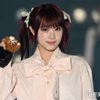 IZ*ONE出身イェナ、美ウエスト際立つユニフォーム姿に反響「圧巻のスタイル」「さすがの着こなし」