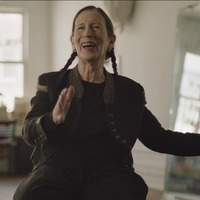 トレードマークは三つ編み、83歳の伝説的アーティストに迫る『メレディス・モンク 踊る声、歌う身体』公開決定