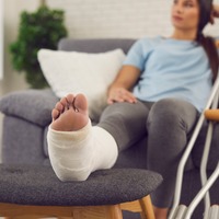 酒乱夫に骨折させられたまま出産、勝手に自宅解約。壮絶な離婚後、DV前夫からの養育費6万円の振込が停止！ どうしたら支払ってもらえる？【行政書士が解説】