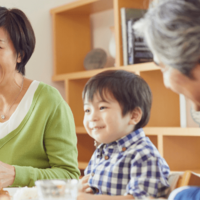 少しぎこちない祖父と6歳の孫。すると「なんで…」お笑い番組を見た孫の鋭い一言に「心がほっこり」