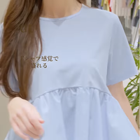 体型カバーと上品見えを両立する【GU】ペプラムトップス。華やかで上品なブルーは、着映え力が高く大人が試したいカラー【40代の毎日コーデ】