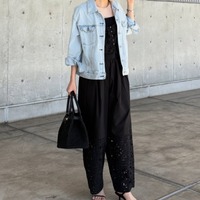 黒のワントーンを軽やかに彩る【デニムジャケット】。こなれて見える着こなしテクニックとは？【40代の毎日コーデ】