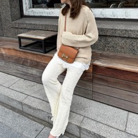 ベージュ×オフホワイトで軽やかに。表情豊かなシャーリングパンツが主役のワントーンスタイル【40代の毎日コーデ】