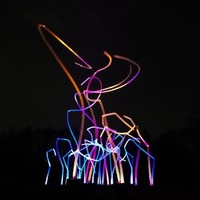 チームラボ「風と共に踊る柱群」　(c) チームラボ