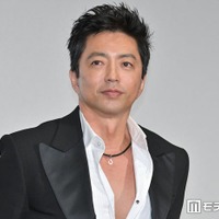 大沢たかお、シンプルコーデ＆“変装なし”で横須賀駅ホームショット公開「爽やかすぎる」「遭遇したい」と反響