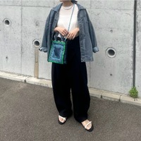 バンダナ柄バッグがアクセント。デニムジャケットをさらりと羽織る、大人のこなれカジュアル術【40代の毎日コーデ】