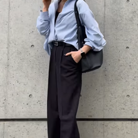 ブルーシャツ×ブラックワイドパンツが大人かっこいい。きれい見えとアクティブ感を両立する着こなし術【40代の毎日コーデ】