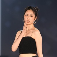「今日好き」村谷はるな、ほっそりウエストのぞくチューブトップ姿 オールブラックコーデに「スタイルレベチ」「すべてが憧れ」と反響【サツコレ2026S/S】