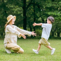 子どもの自立を妨げる「心のへその緒がつながっている」状態とは？母親が越えがちな「心の距離感」の保ち方【公認心理師が解説】