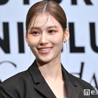 TWICEサナ、アンダーウェアチラ見せデニムコーデで圧巻美ウエスト輝く「くびれが美しすぎる」「女神」と反響続々