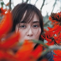 比嘉愛未、鮮烈な眼差し披露 初エッセイ集「またね。」収録カット公開