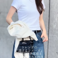 旬の【透けるシューズ】で、王道白Ｔ×デニムをアップデート。初夏に映えるクリーンな着こなし術【40代の毎日コーデ】