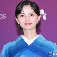 齋藤飛鳥、鮮やかブルーの着物で登場 上品な佇まいで魅せる【クランチロール・アニメアワード2026】