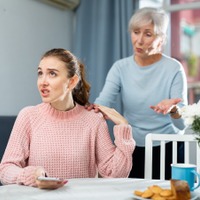 悲しむ友人や家族を励ますつもりが逆効果⁉「余計なお世話」にならないために気を付けるべきこと【精神科医がアドバイス】