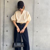 【ユニクロ】バギーカーブジーンズで脚長に。ふんわりブラウス合わせの大人の甘辛カジュアル【40代の毎日コーデ】