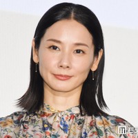 吉田羊、白タイツで美脚際立つ「個性的でおしゃれ」「着こなせるの凄い」と反響