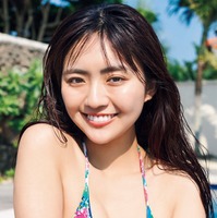 豊田ルナ、美バスト輝くビキニ姿で夏全開「ヤングマガジン」表紙登場
