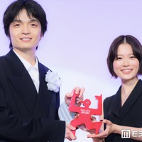 岡山天音、杉咲花サプライズ登場に照れ笑い 次回共演にも言及「恋人にはなれない？」【第63回ギャラクシー賞】
