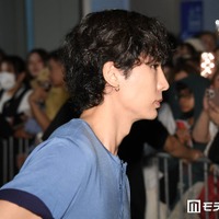 安達祐人、原宿に颯爽と現れる シンプルTシャツ姿で魅力全開