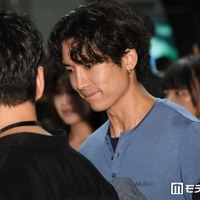 「日プ新世界」トレーナーで話題・安達祐人、原宿に颯爽と現れる シンプルTシャツ姿で魅力全開