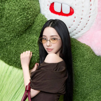 aespaカリナ、「GENTLE MONSTER」新作コレクションのソウルポップアップを訪問。ファッション分野でも存在感