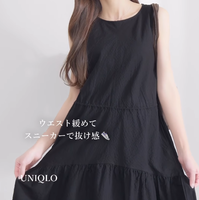 「ユニクロ史上最高にかわいい」という声も！黒のティアードワンピースで完成する大人のやわらかコーデ【40代の毎日コーデ】