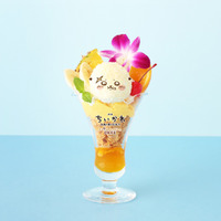 ラッコの並んでも食べたい島フルーツパフェ　　1,870円税込 ©nagano ️©ナガノ / 2026「映画ちいかわ」製作委員会