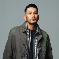 ラッパーAKLO、7年ぶりのニューアルバム『SIGNAL VERDE』よりレゲトン・バンガー「Lo Prendo」MV公開