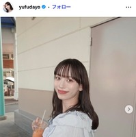サッカー日本代表 上田綺世選手の妻・由布菜月「初めての父の日」0歳長女のユニフォーム姿＆父親のアクスタ握る様子公開「パパの背番号だ」「パワーが届いてる」の声