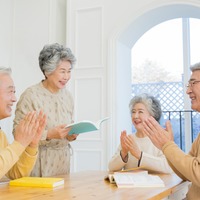 認知症になる可能性が高くなる、人づき合いの状態は⁉健康的に長生きするための「おすすめ習慣」2選【心理カウンセラーが解説】