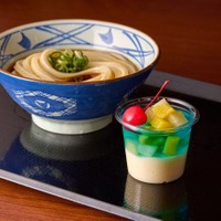 丸亀製麺、まさかの新作「丸亀うどんプリン」登場 テスト販売で話題“ぷるもち”新食感の手づくりスイーツ