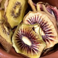 罪悪感なしで食べられる「自家製ドライフルーツ」。レンチンで簡単に「キウイチップス」って作れるんだ！