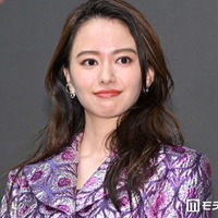 山本舞香、ピンク髪披露「出逢って10年」人気モデルとの思い出ショットに「アニメキャラみたい」「似合ってます」の声
