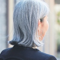 何歳になったら「グレイヘア」にしていいの？「老けて見える」と反対されていた女性。54歳で白髪染めをやめてみたら、思わぬ効果が⁉