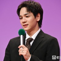 JO1豆原一成、左手薬指に“指輪” 新郎姿で大御所女優を腕組みエスコート【夫婦と16歳～狂気の隣人～】