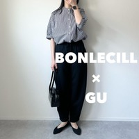 【GU】黒のバレルパンツにギンガムチェックを合わせて。モノトーンの大人カジュアルの着こなし【40代の毎日コーデ】