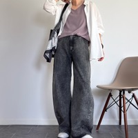 夏のモノトーンはダークグレーで軽めに。【GU】バレルジーンズを取り入れた脚長見えコーデ。【40代の毎日コーデ】