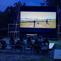 富士山麓に常設アウトドアシネマ「Yamanaka Cinema」誕生　再エネ100％で山中湖の夜に映画体験