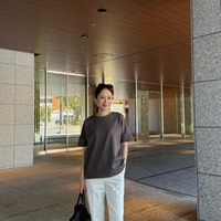 コクーンシルエットで体型カバー。ドライタッチなトップスで魅せるスマートな着こなし【40代の毎日コーデ】