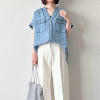 夏にデニムシャツを楽しむなら……柔らかで涼しい素材と白パンツで体型カバーも叶えるクリーンな着こなし【40代の毎日コーデ】