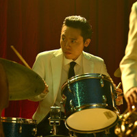 ドラム：石若駿／『SUKIYAKI 上を向いて歩こう』© 2026 映画「SUKIYAKI 上を向いて歩こう」製作委員会
