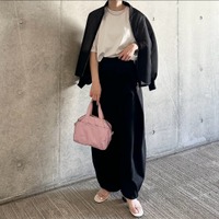 ピンクのバッグをアクセントに。モノトーンに華やかさを添える大人の小物使い【40代の毎日コーデ】